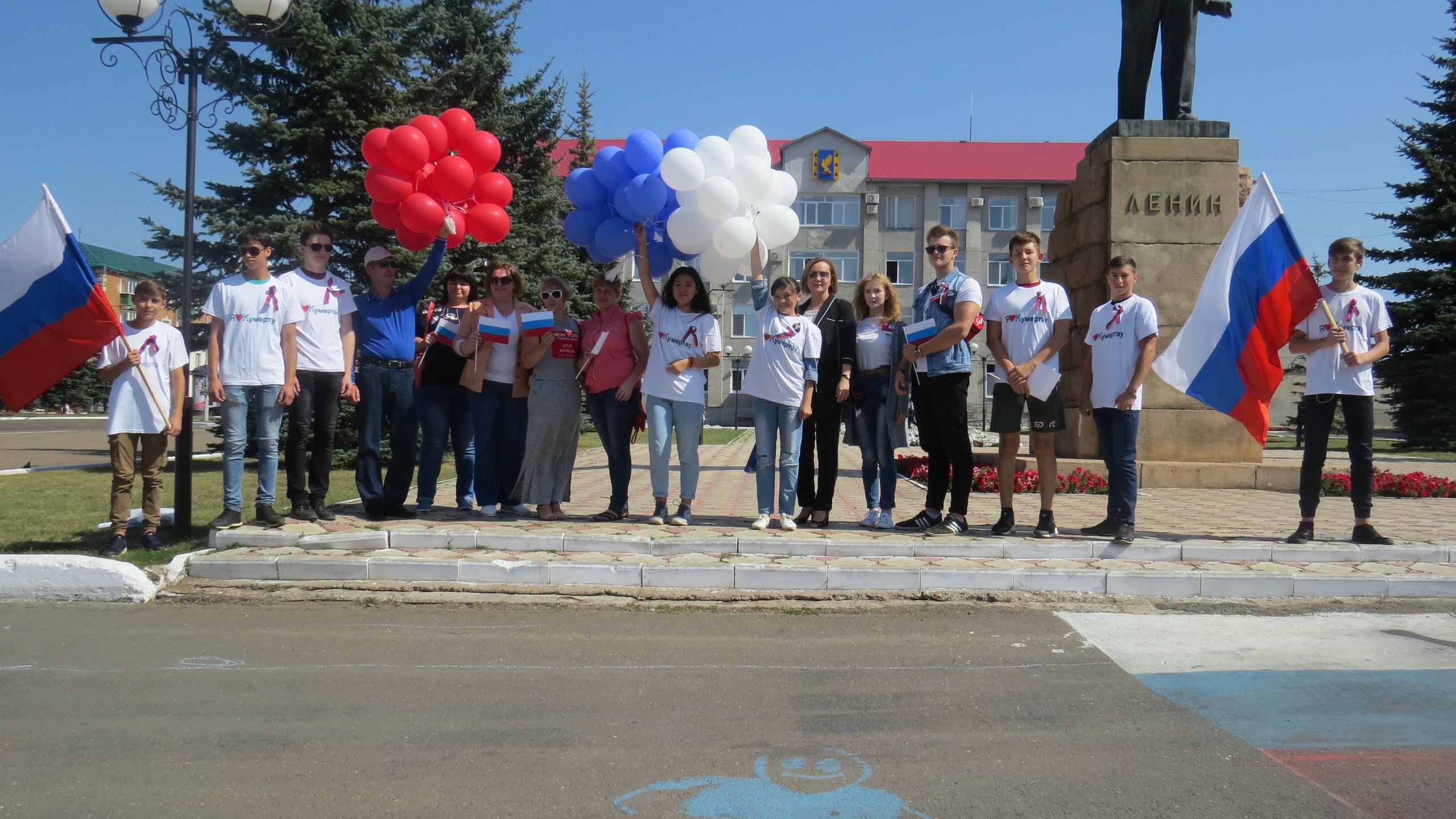 Акция в честь Дня Российского флага в городе Кумертау 